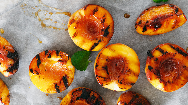 Grilled peaches with mint