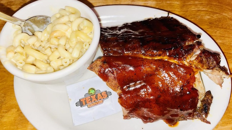 Texas Roadhouse Killer Ribs with a cup of mac and cheese are shown.