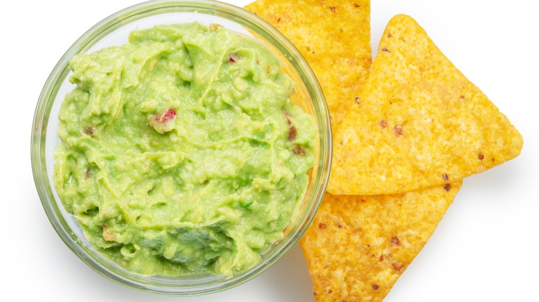 Avocado dip with chips