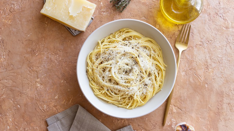 Italian cacio e pepe pasta