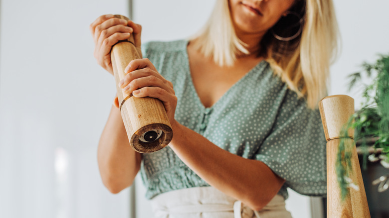 woman grinding black pepper