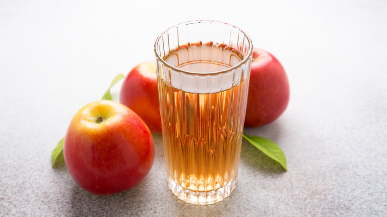 glass of apple juice with apples