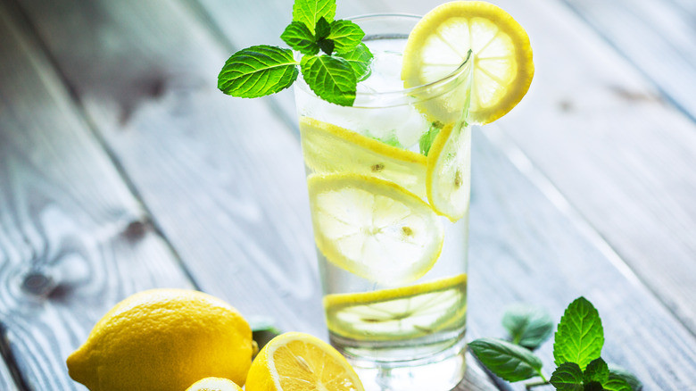 Water with slices of lemon