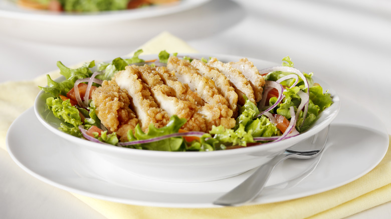 Green salad with breaded chicken