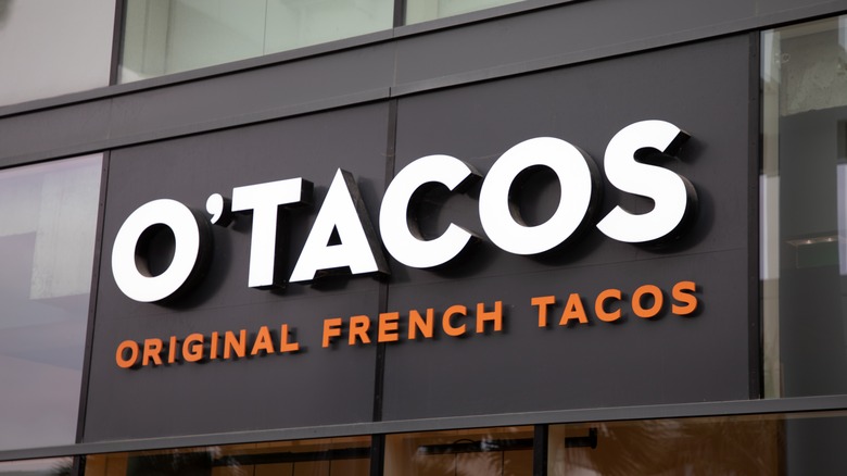 The sign of an O'Tacos restaurant. 