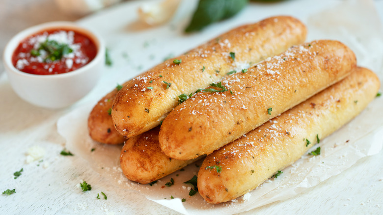 Garlic breadsticks with marinara