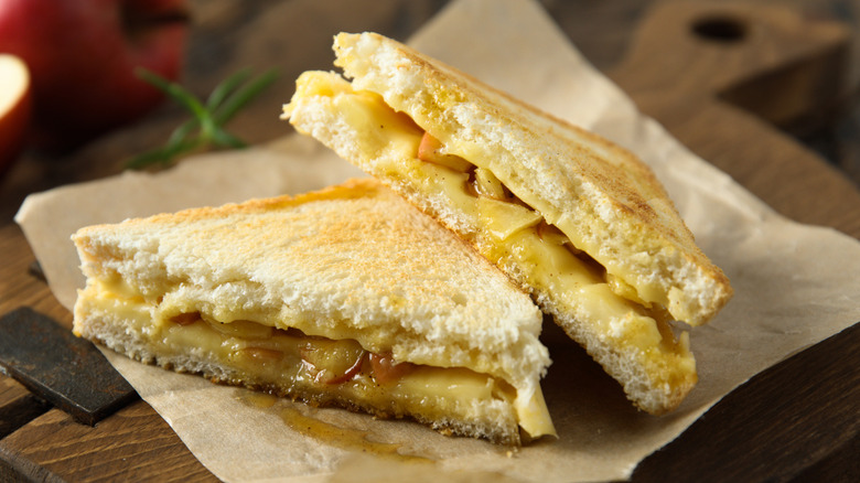 Apple grilled cheese