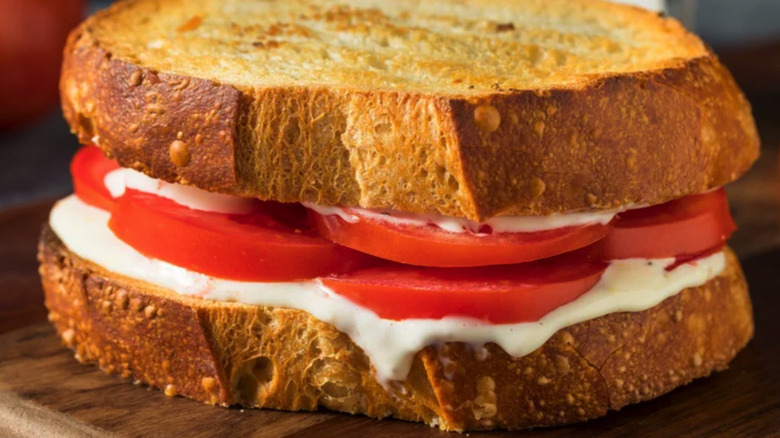 Tomato sandwich on toasted bread