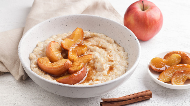 Oatmeal with cinnamon apples