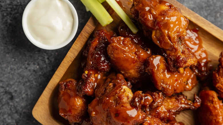 Chicken wings with sauce