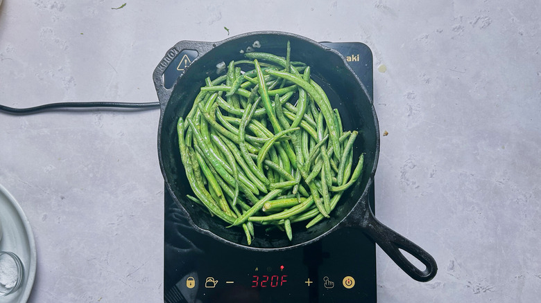 green beans in skillet