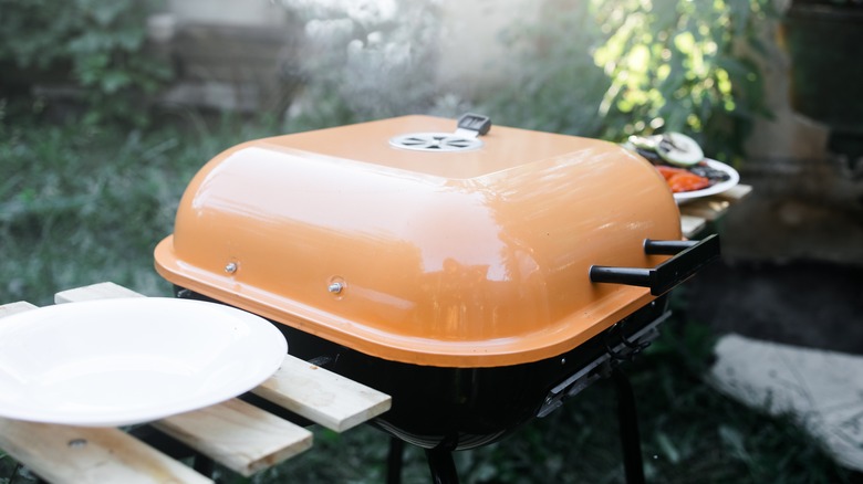 Smokey grill with closed lid