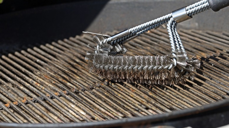 Wire grill brush scrubbing