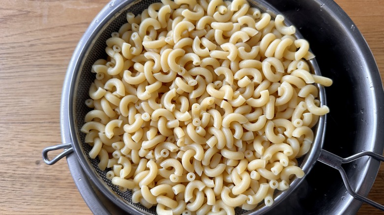 cooked macaroni in strainer