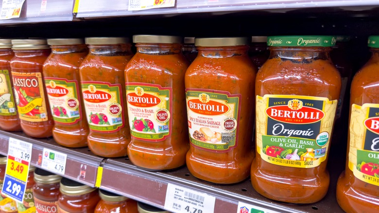 jars of marinara sauce in a grocery store