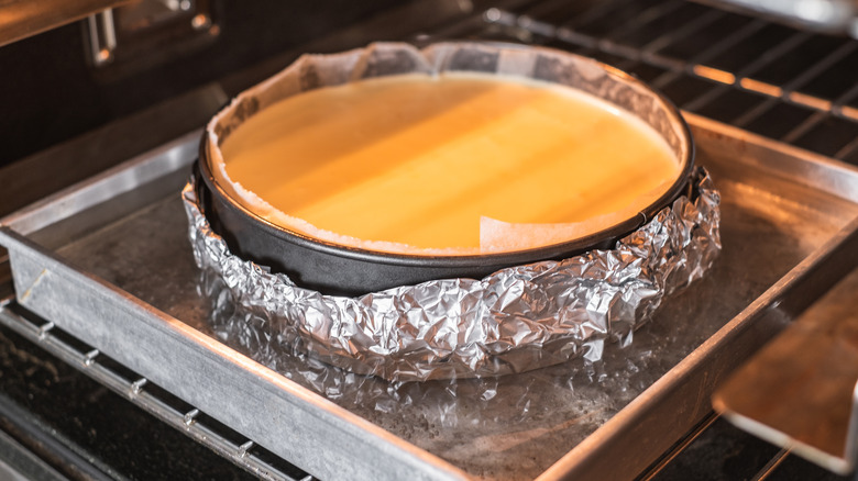 Baking cheesecake in water bath