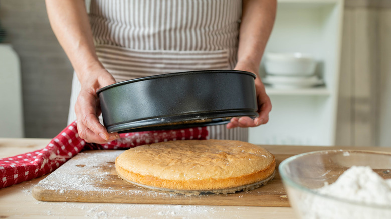 Releasing cake from cake pan