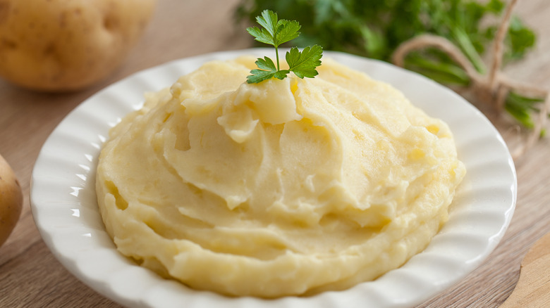 A bowl of mashed potatoes