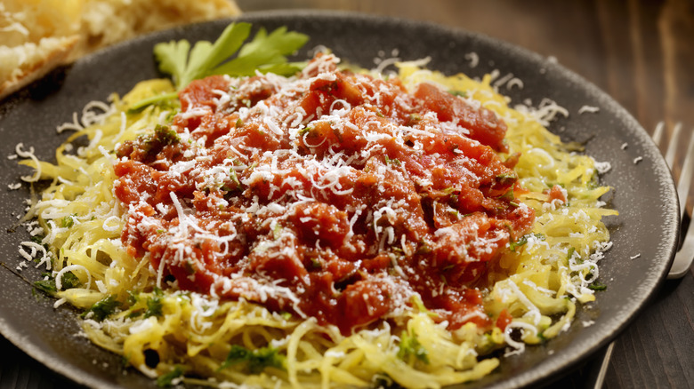 spaghetti squash with tomato sauce