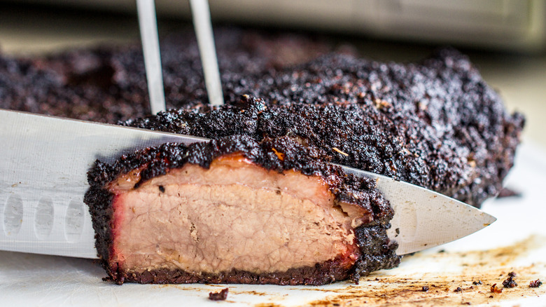 slicing brisket