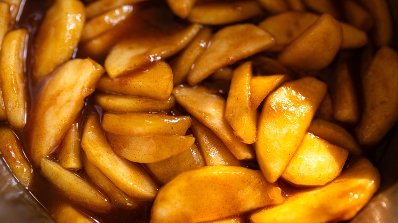 a close up of syrupy, cinnamon-spiced apple pie filling