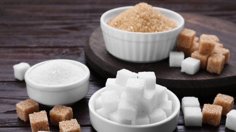 raw and white sugar in bowls