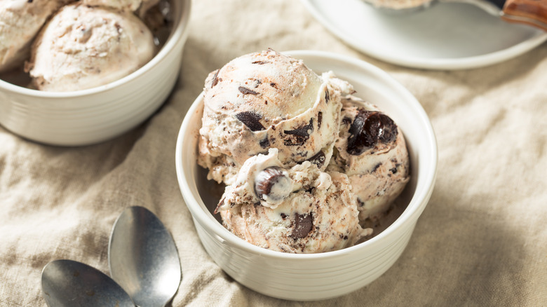 Scoop of Moose Tracks ice cream in bowl