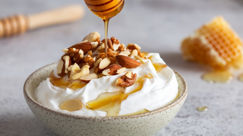 greek yogurt with walnuts and honey