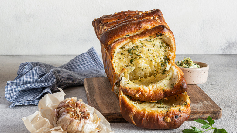 herb pull apart bread with roasted garlic