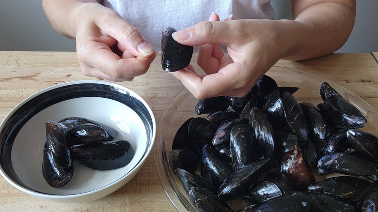 hand pulling on mussel beard