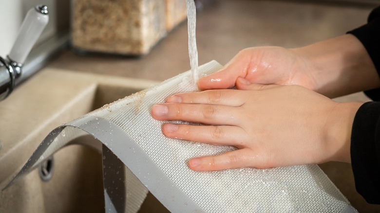 cleaning a silicone baking mat