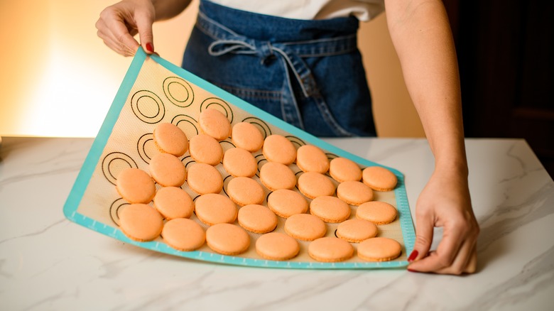 removing macarons from silicone mat