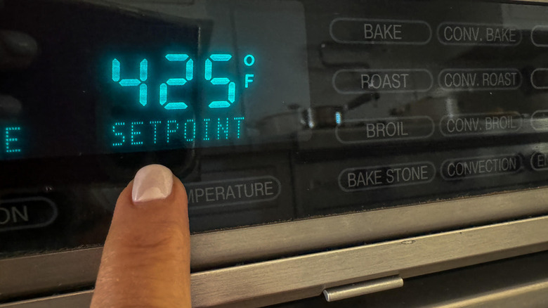 finger setting oven temperature