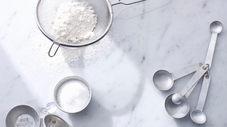 Powdered sugar with measuring spoons