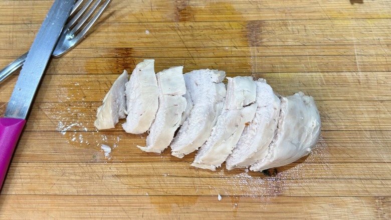 Sliced poached chicken