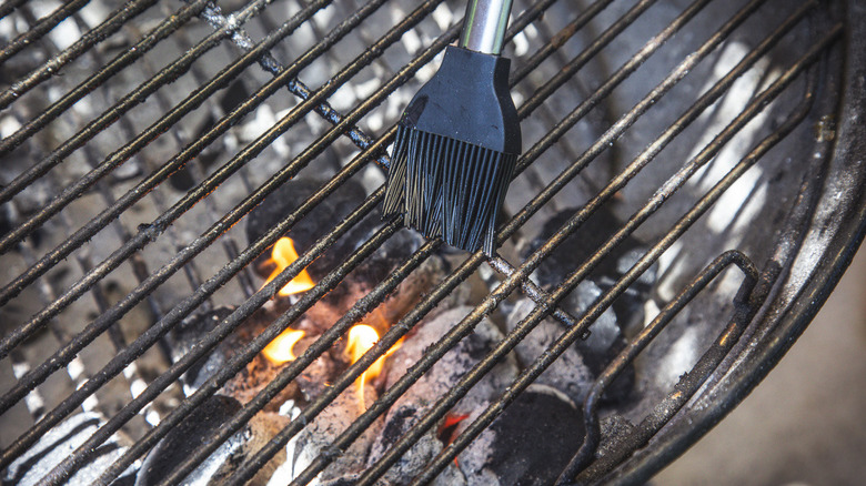 Brushing grill grates with oil