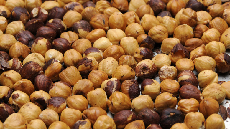 hazelnuts with and without skins