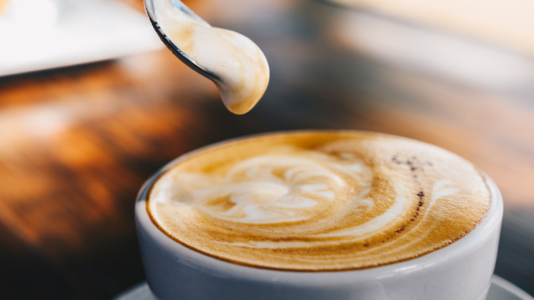 Adding milk foam to a latte