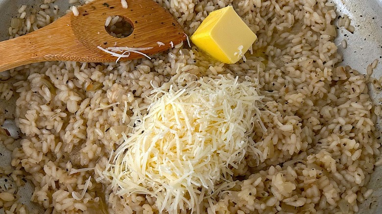 Adding butter to risotto