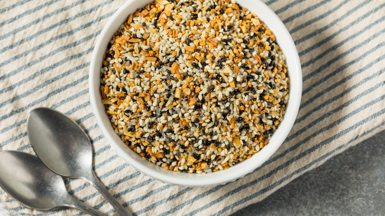 everything bagel seasoning in a bowl