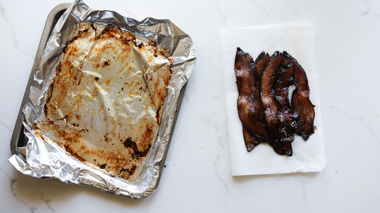 Cooked crisp bacon on towel