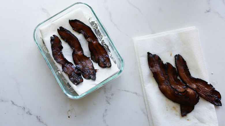 Bacon on paper towel liner