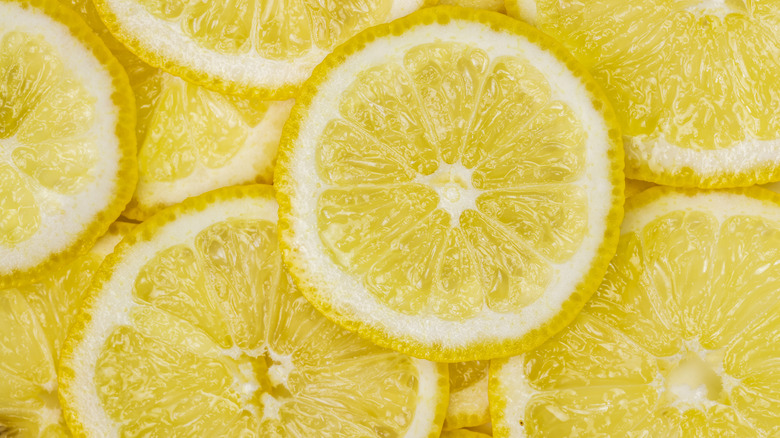 A variety of sliced lemons