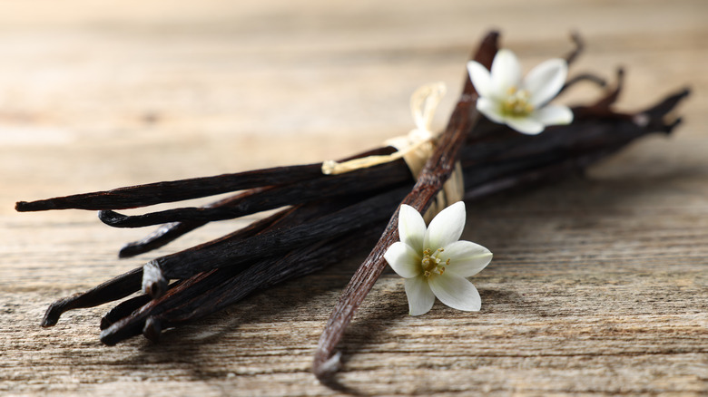 Vanilla bean bundle with flowers