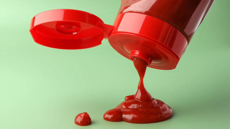 Serving ketchup