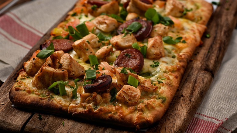 flatbread pizza topped with chicken and sausage