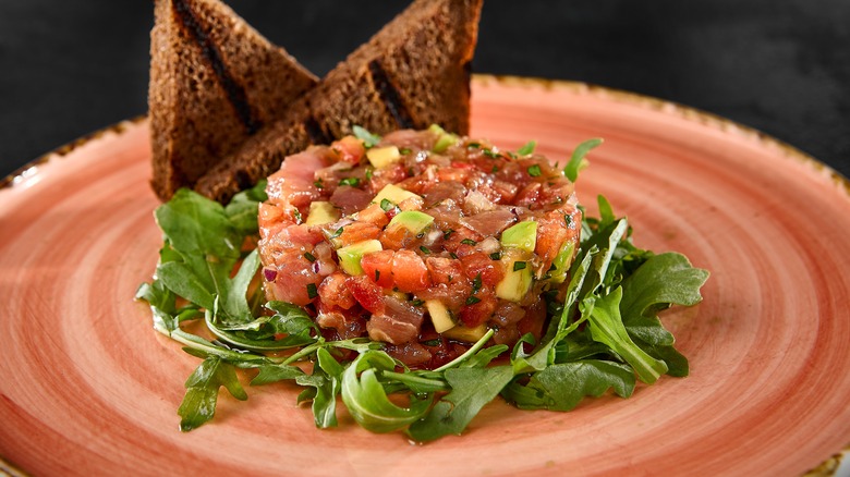 tuna tartare on bed of arugula