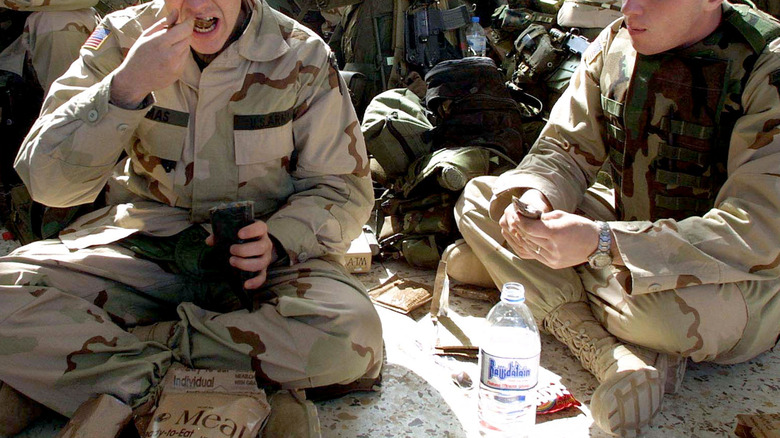 soldiers eating MREs