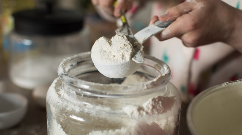 Leveling a cup of flour with knife