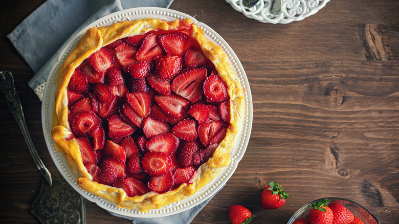 Strawberry tart with sliced strawberries